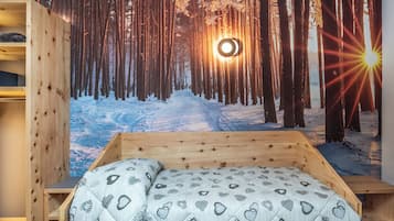 Quarto com cama, cabeceira de madeira e painel decorativo com cena de floresta.