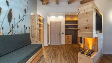 In-room safe, free WiFi, bed sheets