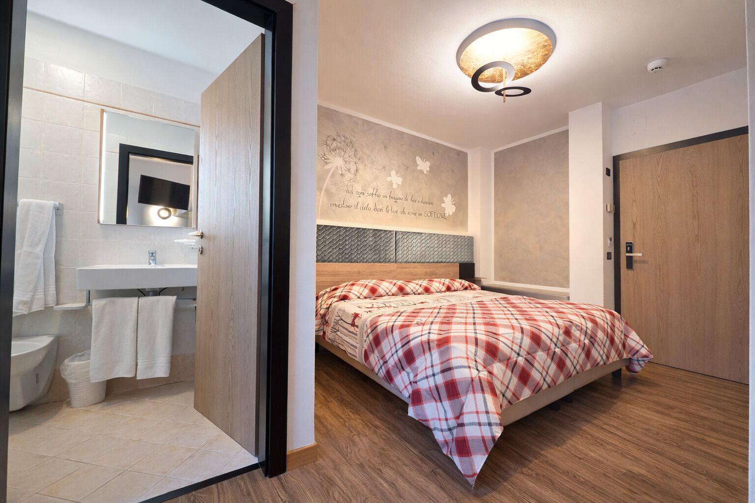 Standard Room | In-room safe, free WiFi, bed sheets