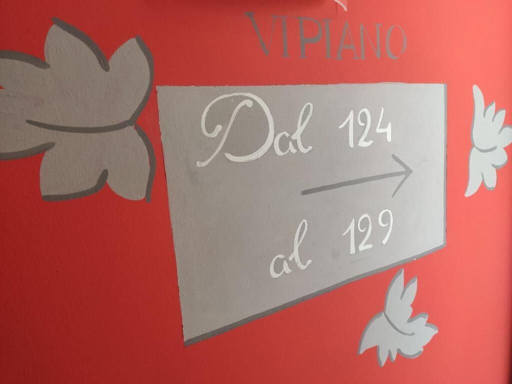 A directional sign with 'Dcl 124' and 'al 129' indicating room numbers.