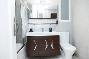 Luxury Apartment | Bathroom | Shower, hair dryer, towels