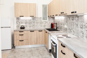 Appartement Luxe | Cuisine privée | Réfrigérateur, four, cafetière/bouilloire, tables à manger