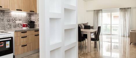 ثلاجة، فرن، ماكينة لصنع القهوة/الشاي، مائدة طعام