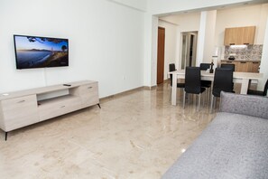 38-inch Smart TV with digital channels, TV - Luxury Apt in central Athens (Athens)