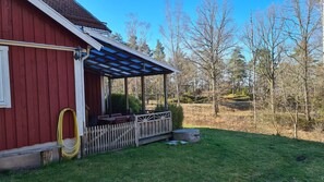 Outdoor dining - House 200m from the water (Figeholm)