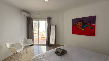 1 slaapkamer, een strijkplank/strijkijzer, gratis wifi, beddengoed