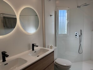 Douche, serviettes fournies