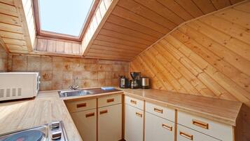 Kühlschrank, Mikrowelle, Herdplatte, Wasserkocher mit Kaffee-/Teezubehör