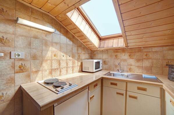 Kühlschrank, Mikrowelle, Herdplatte, Wasserkocher mit Kaffee-/Teezubehör