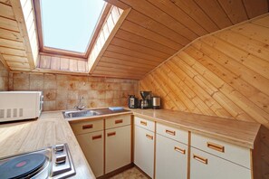 Kühlschrank, Mikrowelle, Herdplatte, Wasserkocher mit Kaffee-/Teezubehör