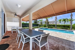 Outdoor dining - Luxury Home with Private Pool and Water Park & Resort Access near Disney at. (Kissimmee)