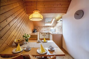 Frigorifero, microonde, piano cottura, macchina per tè/caffè