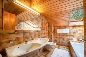 Bathtub, free toiletries, towels - Apartment 'Sankt Corbinian 4' with Mountain View, Balcony, Shared Garden & Wi-Fi (Kuens)