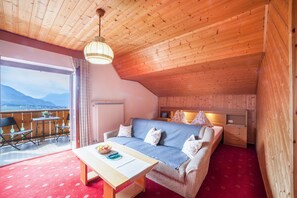 TV - Holiday Apartment 'Sankt Corbinian 9' with Mountain View, Balcony, Shared Garden & Wi-Fi (Kuens)