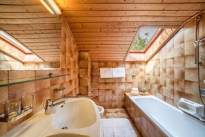Bathtub, free toiletries, towels