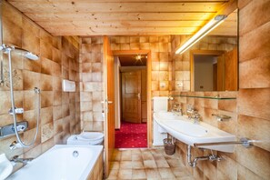 Bañera, artículos de higiene personal gratuitos y toallas