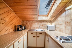 Fridge, microwave, stovetop, coffee/tea maker - Holiday Apartment 'Sankt Corbinian 9' with Mountain View, Balcony, Shared Garden & Wi-Fi (Kuens)