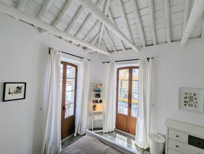 1 slaapkamer, een strijkplank/strijkijzer, gratis wifi, beddengoed