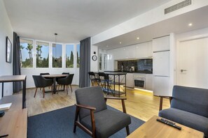 Een koelkast, een microgolfoven, een oven, een kookplaat