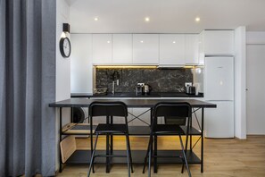 ثلاجة، ميكروويف، فرن، موقد طهي مسطح