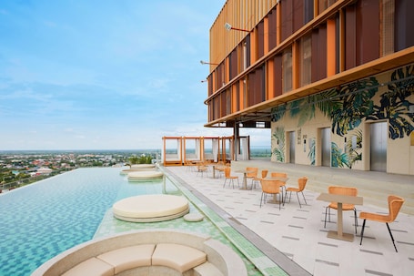 Piscina. Centara Korat