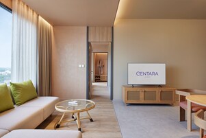 Executive Suite, 1 King Bed | Desk, soundproofing, free WiFi, bed sheets