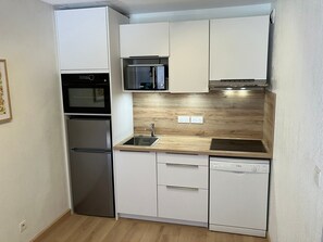 Kylskåp, mikrovågsugn och diskmaskin