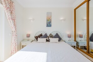 2 chambres, fer et planche à repasser, Wi-Fi gratuit, draps fournis