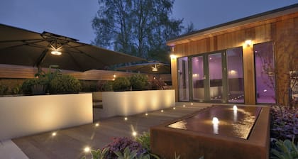St Andrews 5 Star Luxury Villa, Garden SPA HotTub, Sauna, Steam Room & parking