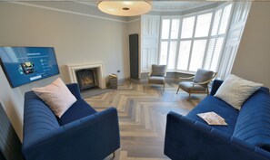 Smart-TV, Kamin, Bücher, Stereoanlage