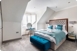 4 Schlafzimmer, Schreibtisch, schallisolierte Zimmer