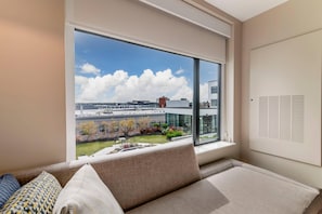 Habitación estándar, 2 camas Queen size, para no fumadores | 1 habitación, caja de seguridad en la habitación y escritorio