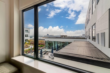 Standard Room, 1 King Bed, Non Smoking | 1 bedroom, in-room safe, desk, laptop workspace