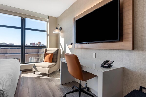 Standard Room, 1 King Bed, Non Smoking | 1 bedroom, in-room safe, desk, laptop workspace