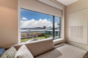 Rom – standard, 2 queensize-senger, ikke-røyk | Safe på rommet, skrivebord og skrivebord for bærbar PC