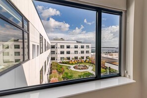 Suíte, 1 cama King, para não fumantes, vista para o porto | Cofres nos quartos, escrivaninha, espaço de trabalho para notebook