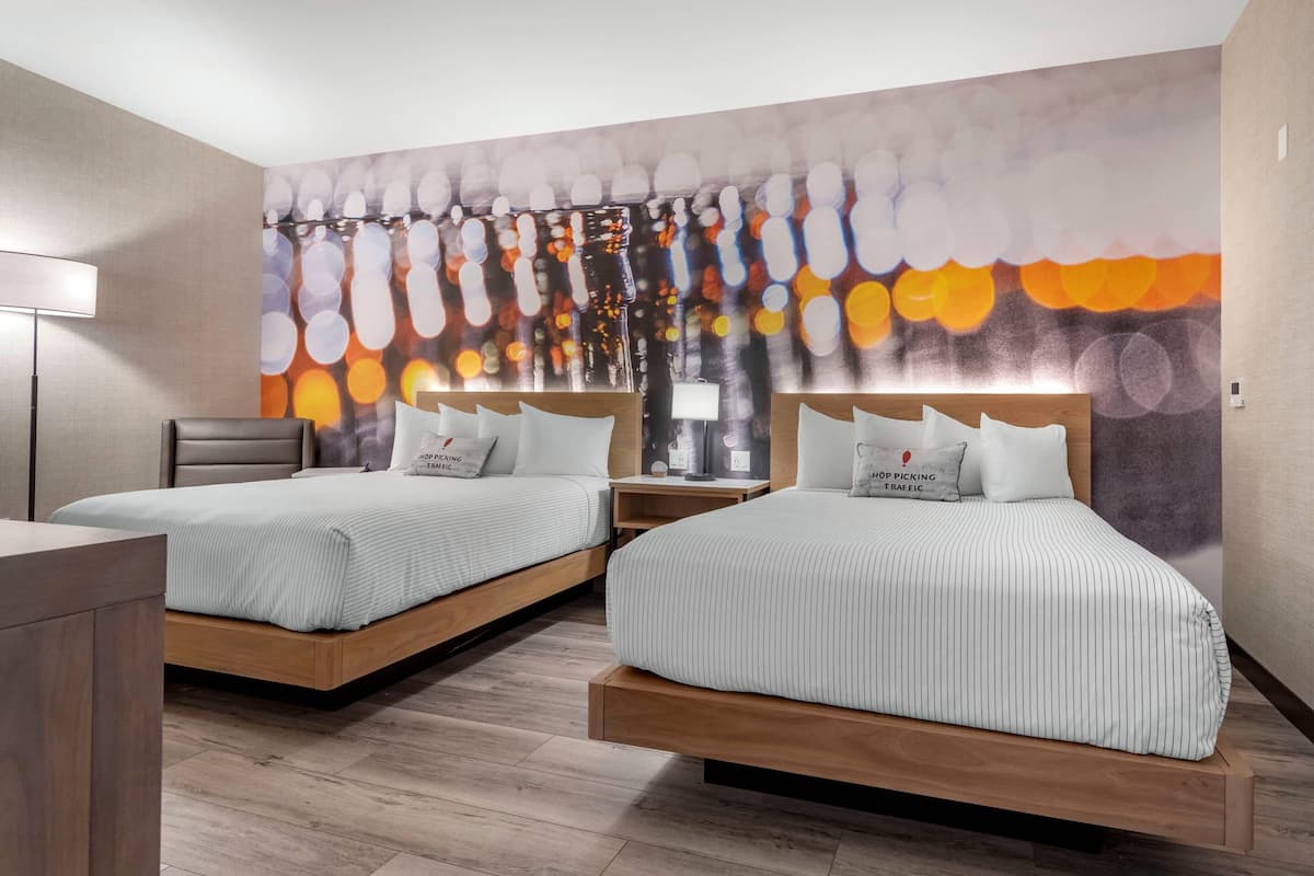 Suite, 2 queensize bedden, niet-roken | Een kluis op de kamer, een bureau, een laptopwerkplek