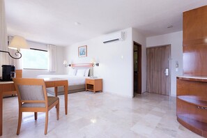 Caixa forta a l'habitació i escriptori 