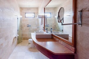Caja de seguridad en la habitación y escritorio 