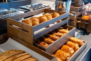 每日供應歐陸早餐 (每人 EUR14.50)