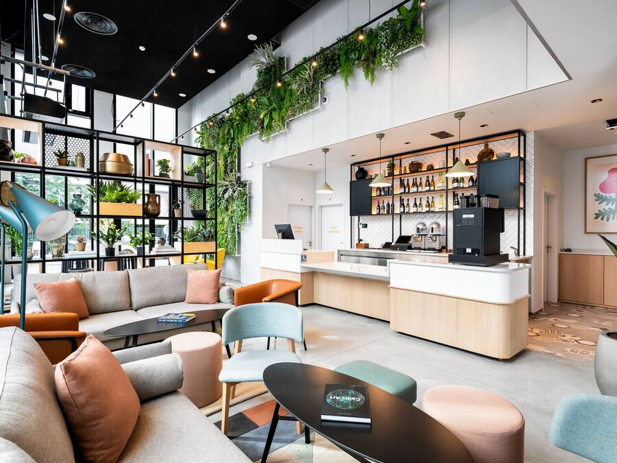 Un interior moderno con una zona de estar, un bar y una cocina.