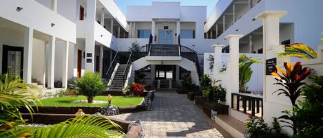 Vista frontal de la propiedad