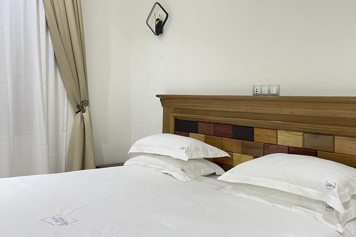 Desk, laptop workspace, free WiFi, bed sheets