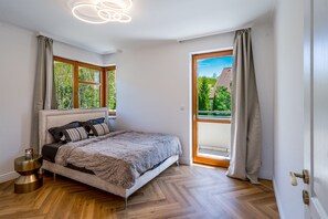 5 bedrooms, desk, iron/ironing board, free WiFi