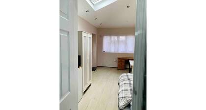 Private modern studio in Whitton Gardens