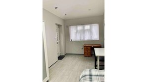 Interior - Private modern studio in Whitton Gardens (Whitton)