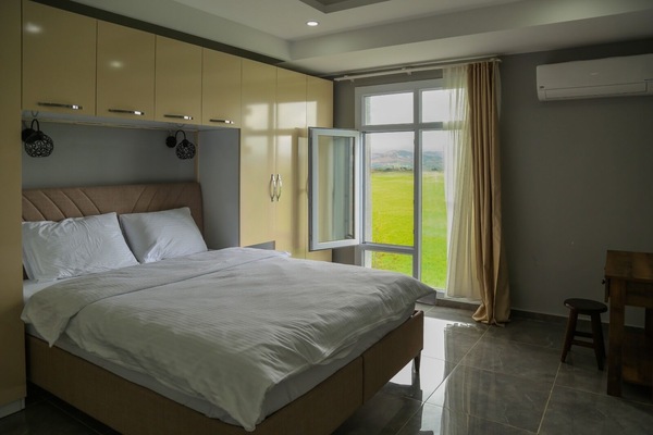 Family Suite | Desk, laptop workspace, iron/ironing board, free WiFi