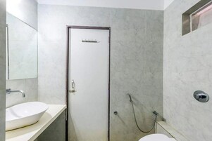 Family Room | Bathroom | Shower, towels