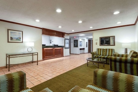 Living area. Norwood Inn & Suites by BlissPoint Post Rd Indianapolis