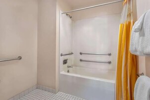 Quarto standard, 2 camas Queen, para não fumantes | Banheiro | Roupões de banho, toalhas de banho